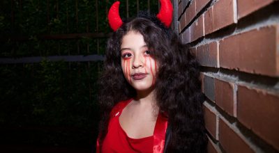 恶魔奶爸动漫封面，哥特风格恶魔与人类世界的反差喜剧场景